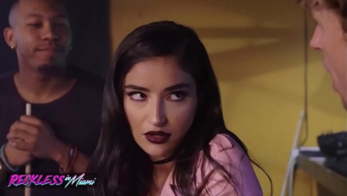 Emily Willis, Iki Iri Yaraklı Adam Tarafından Tehlikeli Bir Yerde Göt Deliği Açıldı.
