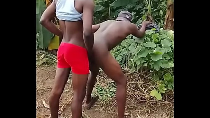 Seksi Baba Vücuduna Sahip Yakışıklı Bir Adam, Çiftçi Oğlunu Çiftlikte Sikişle Dağıttı.