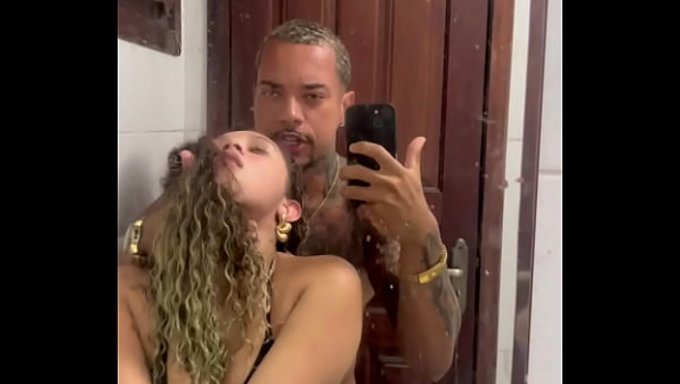 Recife'Li Evli Bir Kadın, Tatili Sırasında Bir Flamengo Oyuncusuyla Buharlı Bir Banyo Seansı Yaşıyor.