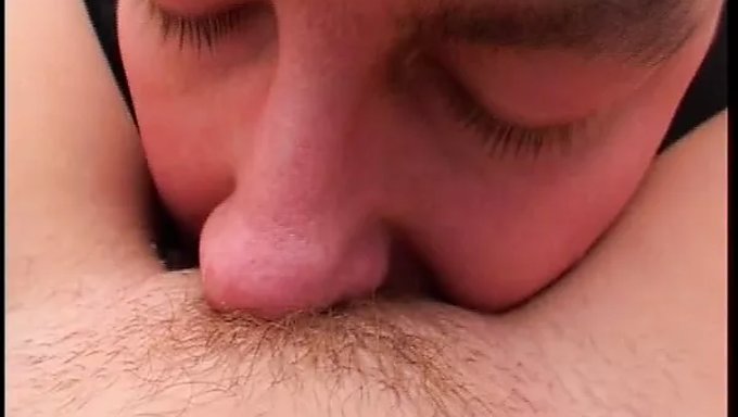 Büyük Göğüslü Milf Çift Penetrasyon Alıyor