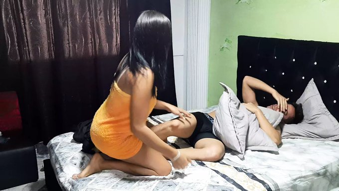 18 Yaşındaki Latin Kız Büyük Yarrağa Sakso Çekiyor
