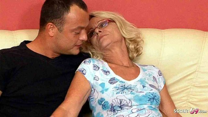Genç (18+) Ve Büyükanne (55+) Sert Seks Yapıyorlar