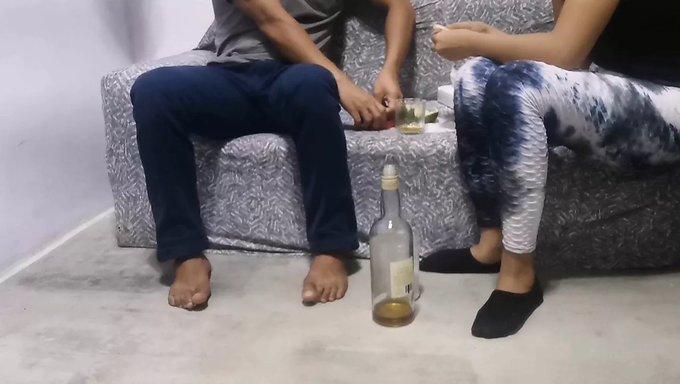 Amatör Asyalı Genç Kız Ağzıyla Beceriliyor Ve Yük Alıyor