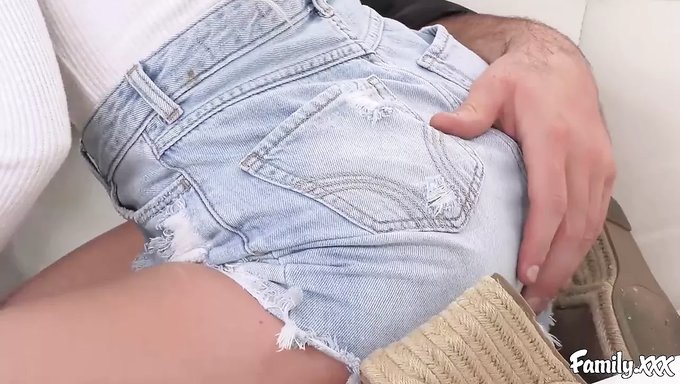 Sarışın Bomba Üvey Babasına Doğum Günü Sakso Çekiyor Ve Penis Emiyor