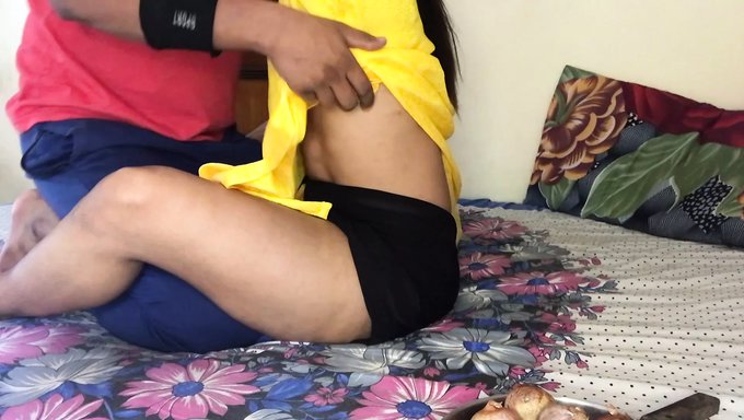 Öğrenci, Yurtta Komşusunun Karısıyla Büyük Popo Için Aldatıyor