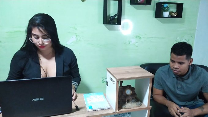 Üvey Kız Kardeşimi Ofisinde Ev Yapımı Cunnilingusla Tatmin Ediyorum
