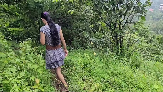 Amatör Hint Kızı, Tüylü Amını Bir Desi Adam Tarafından Dışarıda Siktiriyor