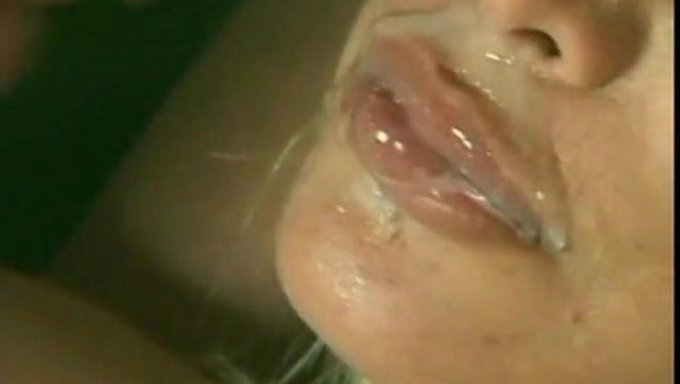 Dövmeli Shemale, Vahşi Bareback Seks Sahnesi'Nde Adamı Sikiyor