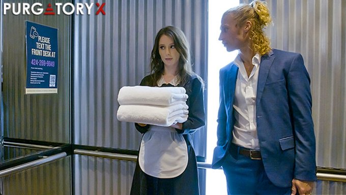 Büyük Doğal Göğüsler Ve Kahverengi Saç - Charly Summer'In Yaramaz Otel Karşılaşması