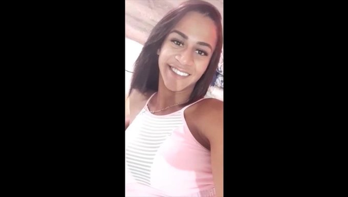 Genişletilmiş Bir Yarrağı Olan Bir Shemale, Erkeksi Oyuncaklar Ve Diğer Shemale'Larla Bir Derleme Videoda Seks Yapıyor