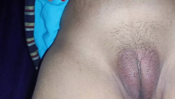 Sardi'Nin Sıcak Hintli Kızının Vücudu Lund'Da Bronzlaşıyor