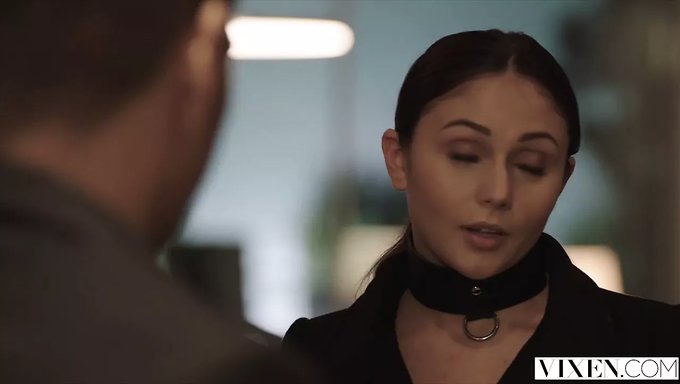 Ariana Marie Ve Arkadaşı, Iyi Donanımlı Bir Ortak Tarafından Baskın Bir Performansa Boyun Eğiyor