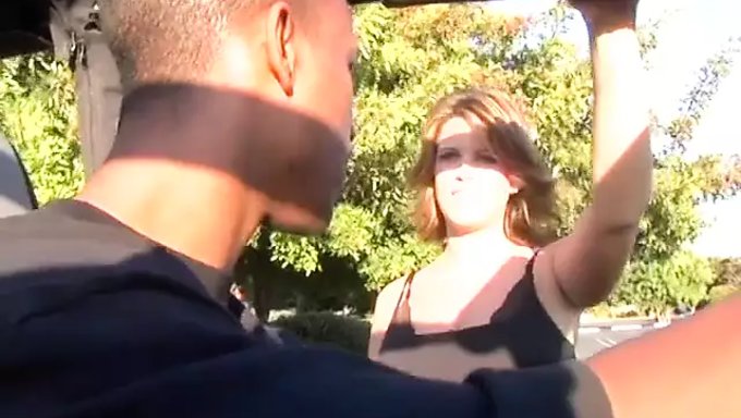 Büyük Göğüslü Milf, Siyah Adamdan Oral Ve Derin Boğaz Zevki Alıyor
