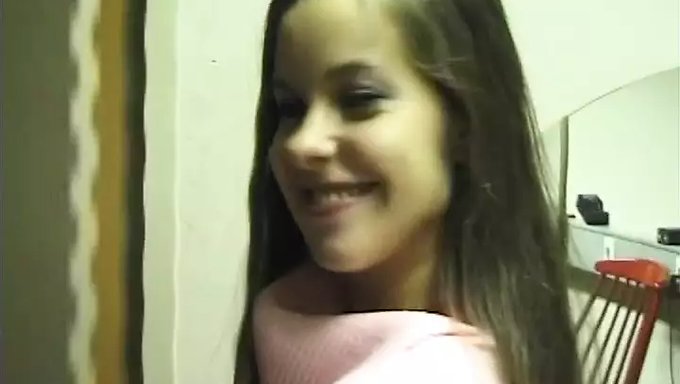Esmer Güzellik Michaela, Inanılmaz Vücudunu Ve Sıkı Amını Sergiliyor