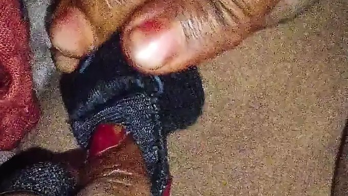 Sütyenleri Deneyen Ve Birbirlerinin Tadını Çıkaran Çiftin Ev Yapımı Videosu