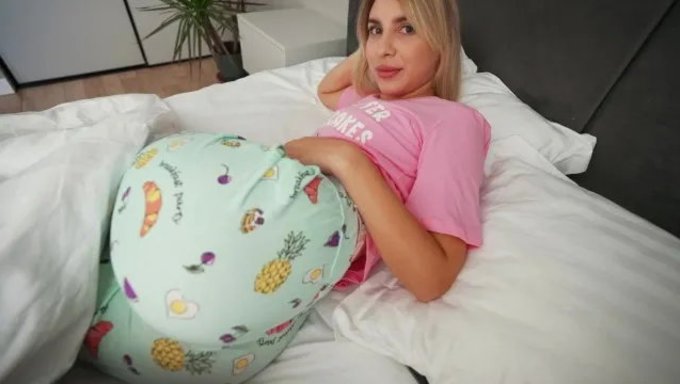 Olgun Üvey Anne Jenny Lux, Üvey Oğlunu Mastürbasyon Yaparken Yakalıyor Ve Cinselliğini Test Ediyor
