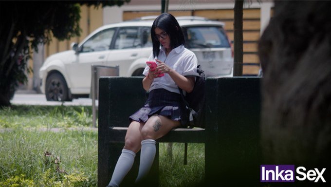Latin Liseli Kız, Seks Için Bir Yabancının Evine Çekiliyor