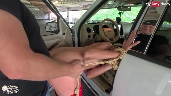Sarışın Güzellik, Alman Bdsm Videosunda Halka Açık Otoparkta Kinky Oluyor.