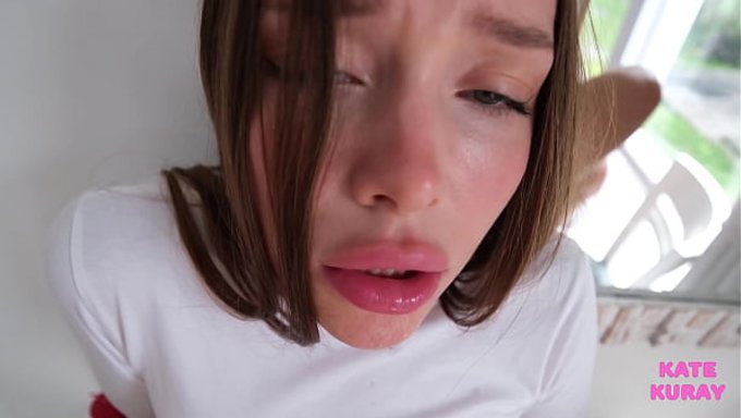 Kate Kuray Güzel Bir Esmer Ve Harika Bir Oral Seks Yapıyor.