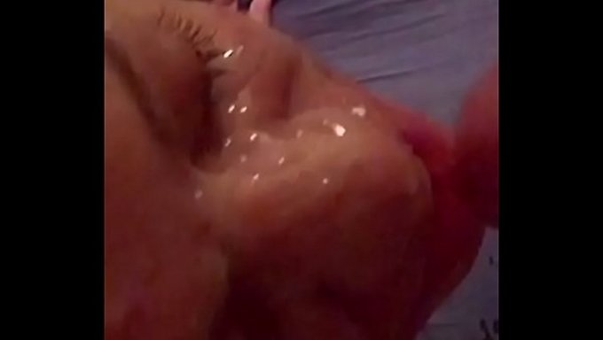 Genç Kız, Blowjobunu Berbat Ettikten Sonra Suratına Boşalttırıyor (Pov).