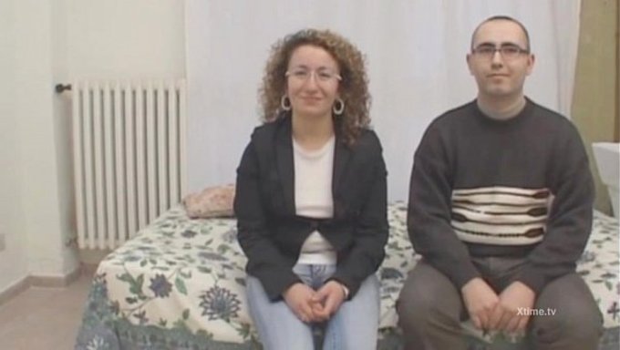 Bir Grup Islak Amcık, Bu Amatör Videoda Iki Alet Tarafından Sırayla Beceriliyor.