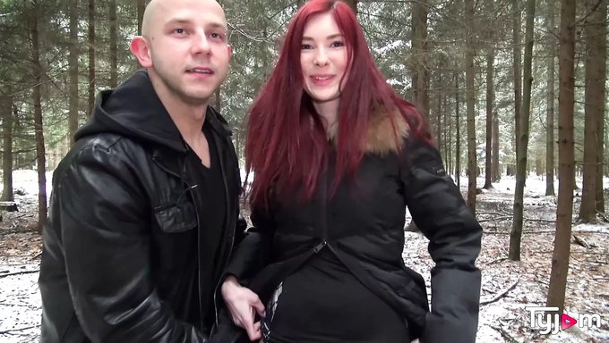 18+ Genç Kattie Gold, Iki Fransız Yarrağıyla Başa Çıkıyor