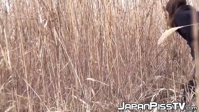 Japon Okul Kızları Açık Havada Işerken Yakalanıyorlar