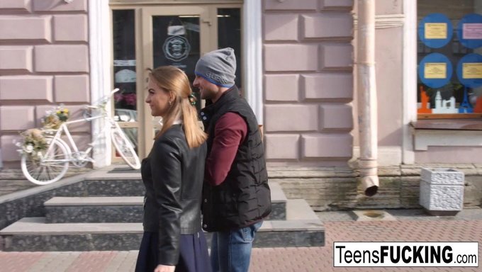 18 Yaşındaki Sarışın Jenny, Yardımcısına Cinsel Performansını Artırdığı Için Teşekkür Ediyor