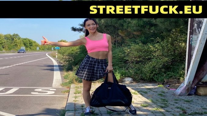 Gerçek Genç (18+) Sokakta Göt Deliğini Siktiriyor