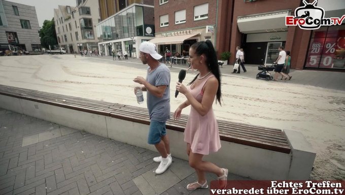 Büyük Doğal Göğüslere Sahip Alman Milf, Sokakta Çocuğu Baştan Çıkarıyor