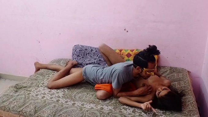 Olgun Kadın Ve Genç (18+) Bir Oral Seksle Anal Seks Yapıyorlar