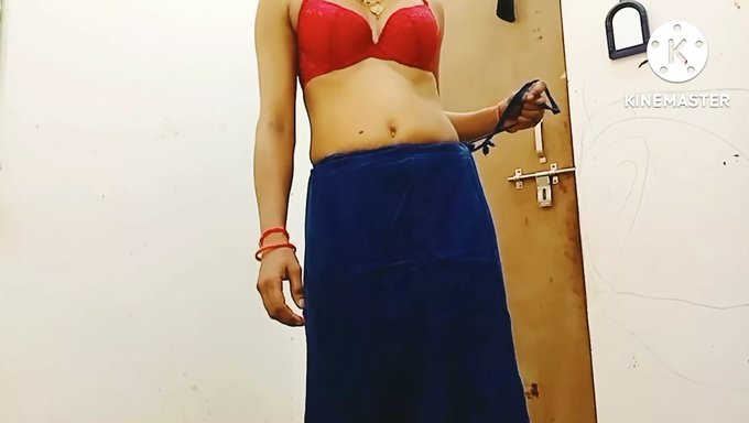 Saree Giyen 18 Yaşındaki Hintli Kız Donuna Kadar Soyunuyor Ve Kendini Parmaklayarak Orgazm Oluyor