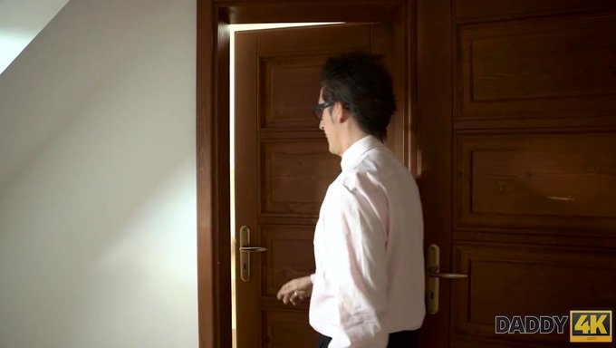 Yaşlı Adam Ve Genç Kız Yatak Odasında Eğleniyorlar