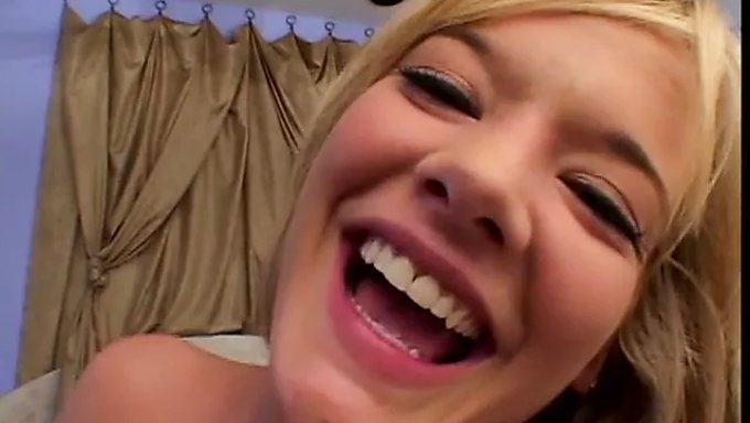 Gigi Feraria'Nın Küçük Göğüsleri Ve Anal Genç Hardcore Videosu Tam Olarak Sergileniyor