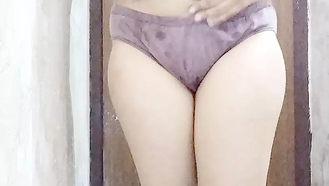 Büyük Meme Uçları Ve Derin Boğaz: Hintli Milf'In Doğum Günü Hediyesi