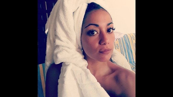 Olgun Latin Milf, Sulu Dudakları Ve Büyük Göğüsleriyle