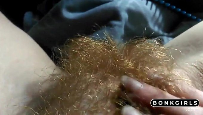 Kızıl Saçlı Amatör, Tüylü Amını Mastürbasyon Yapıyor