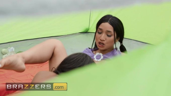 Sıcak Çiftçi, Avery Black Ve Zoey Sinn Ile Gloryhole'Da Izleyip Seks Yapıyor.