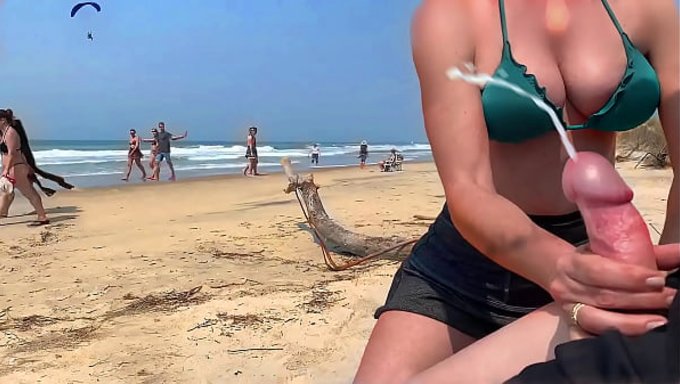 Ateşli Bir Milf, Kamusal Alanda Aletimi Mastürbasyon Yapıyor Ve Ben De Boşalıyorum.