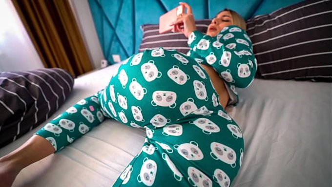 Adam Üvey Kız Kardeşini Porno Izlerken Yakaladı Ve Ona Fena Bir Boşalma Yaşattı.