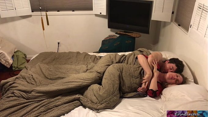 Üvey Anne Erin Electra, Seksi Iç Çamaşırlarıyla Üvey Oğluyla Aynı Yatağı Paylaşıyor.