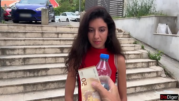 Kız Bir Sokak Oyunu Oynuyordu Ve Ilginç Biriyle Tanıştığı Için Şanslıydı.