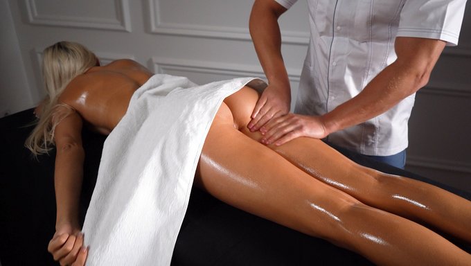 Büyük Kalçalı Gerçek Bir Aldatan Genç Bebek Için Creampie Yağ Masajı