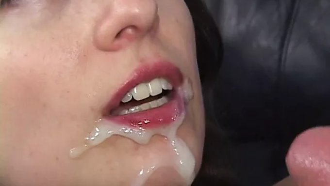 Pov Videosu, Bir Fahişenin Kıllı Amını Yalatıp Poposunu Parmaklatmasını Gösteriyor