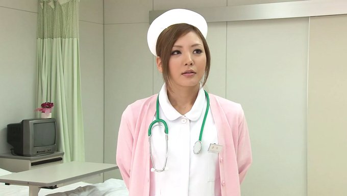 Baştan Çıkarıcı Japon Hemşire, Dar Amını Azgın Bir Hasta Tarafından Siktiriyor!