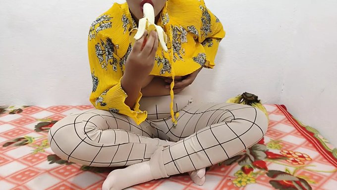 Seksi Iç Çamaşırlarıyla Kendimi Orgazma Parmaklıyorum