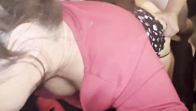 Biseksüel Üvey Anne Natalya, Üveyn Oğlunun Sıkı Amını Ve Poposunu Keşfetmesine Izin Veriyor
