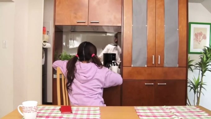 Iki Yakın Kız Kardeşin Sularının Test Edildiği Sıcak Bir Sahne