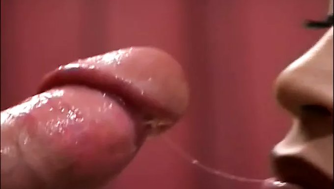 Muhteşem Bir Asyalı Esmerin Amını Ve Göt Deliğini Siktirdiği Harika Bir Video