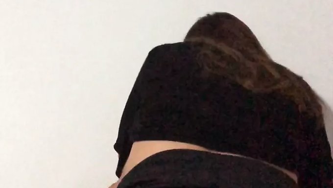 Iç Çamaşırı Giyen Ateşli Karı, Uyumadan Önce Büyük Bir Penisi Sürüyor